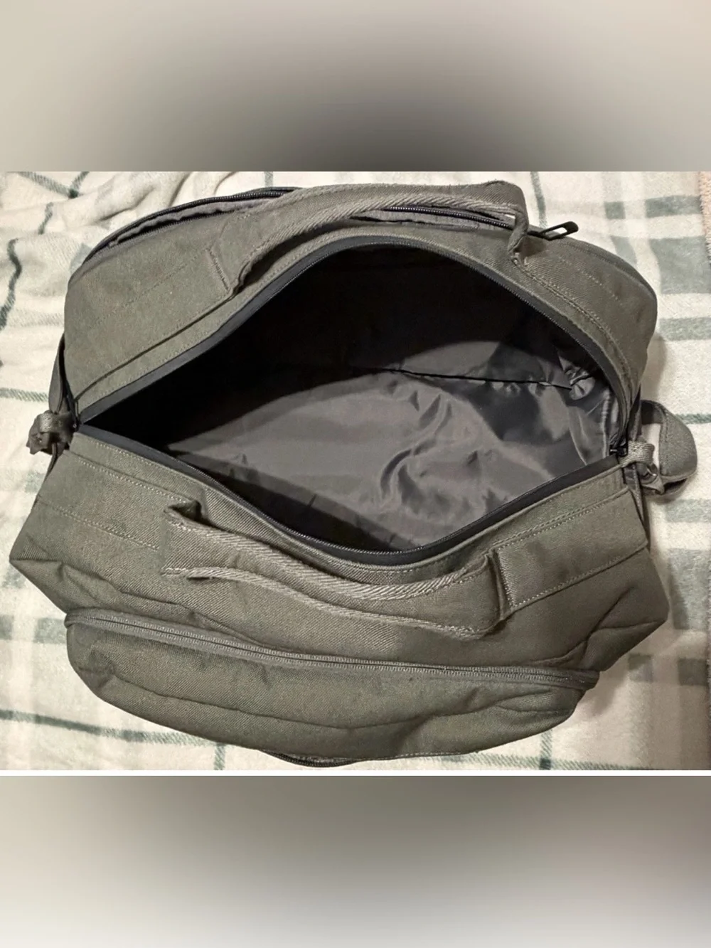 lululemon athletica Green Travel Gym Duffel Bag Organizer